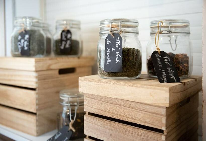 Отель Auberge De Jeunesse Hi Bordeaux Blanquefort