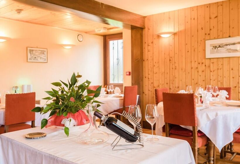 Отель Auberge Du Coude