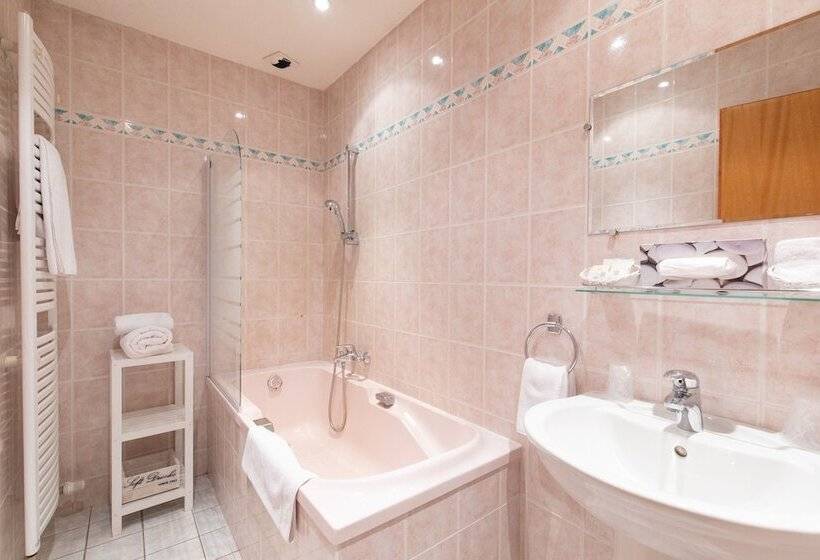 Отель Auberge Du Coude