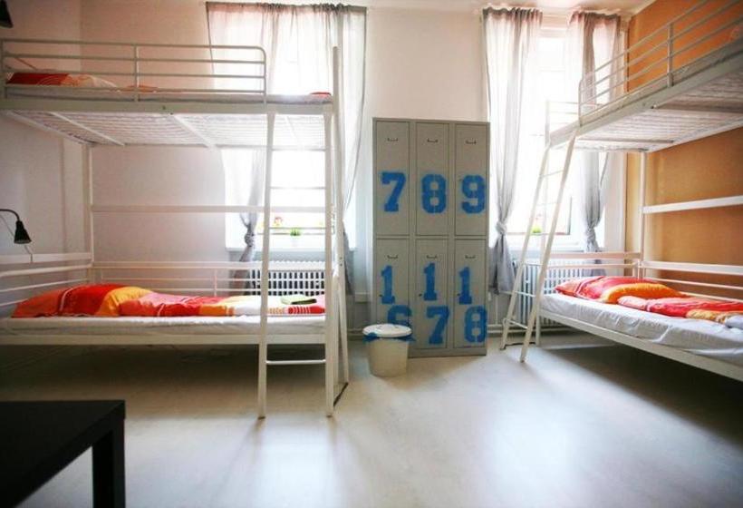 هاستل Freddie Next To Mercury