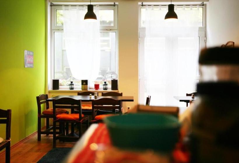 هاستل Freddie Next To Mercury