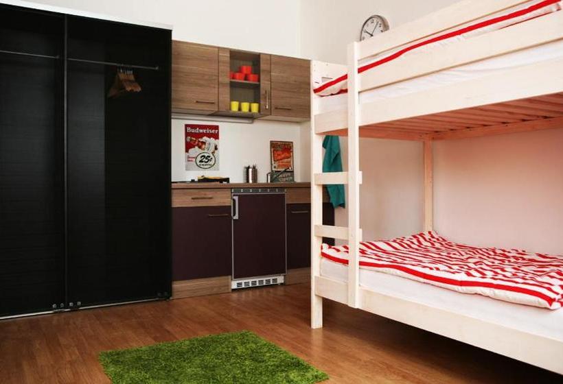 هاستل Freddie Next To Mercury