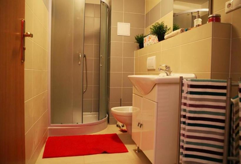 هاستل Freddie Next To Mercury