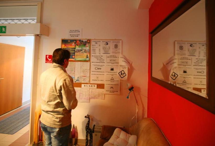 هاستل Freddie Next To Mercury