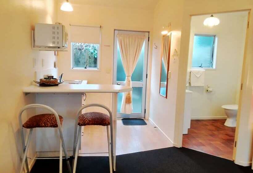 Ann’s Volcanic Motel