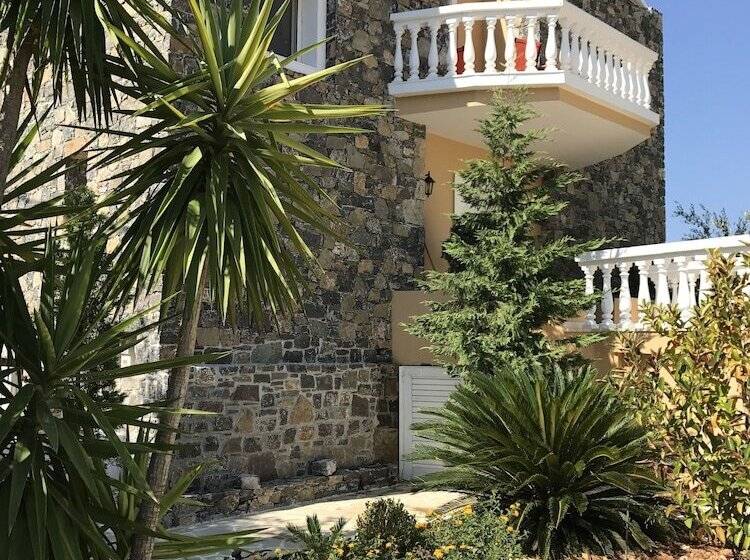 בית מלון כפרי Achlia