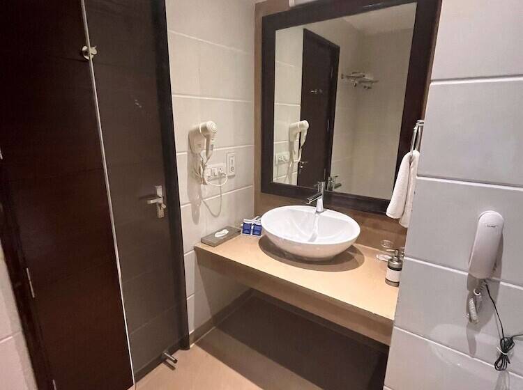 בית מלון כפרי Ambrosia Sarovar Portico