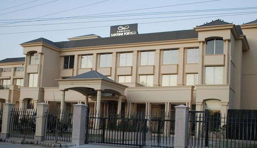 בית מלון כפרי Ambrosia Sarovar Portico