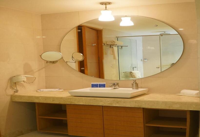 בית מלון כפרי Ambrosia Sarovar Portico