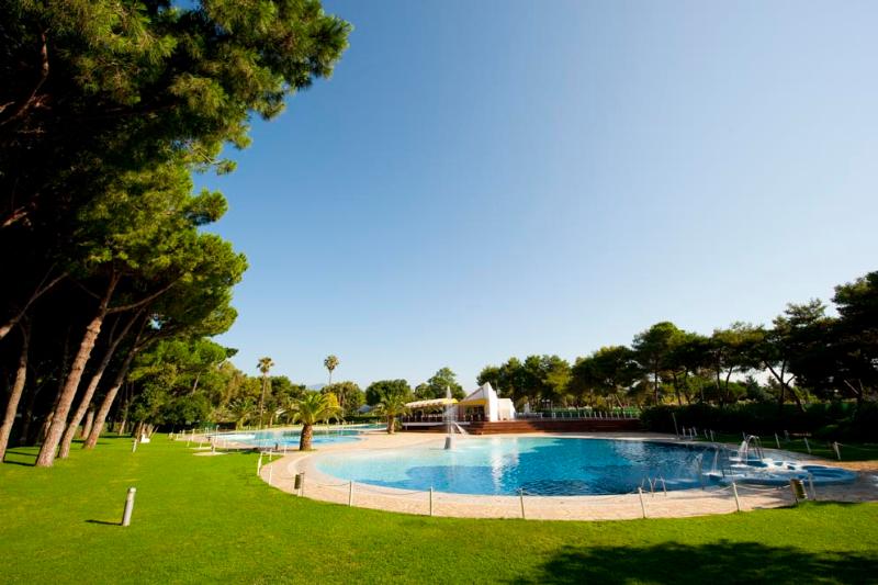 Отель Happy Camp Mobile Homes In Villaggio Camping Baia Domizia