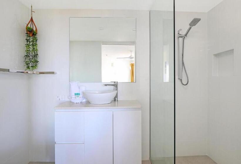 هتل Beachside Resort Kawana Waters