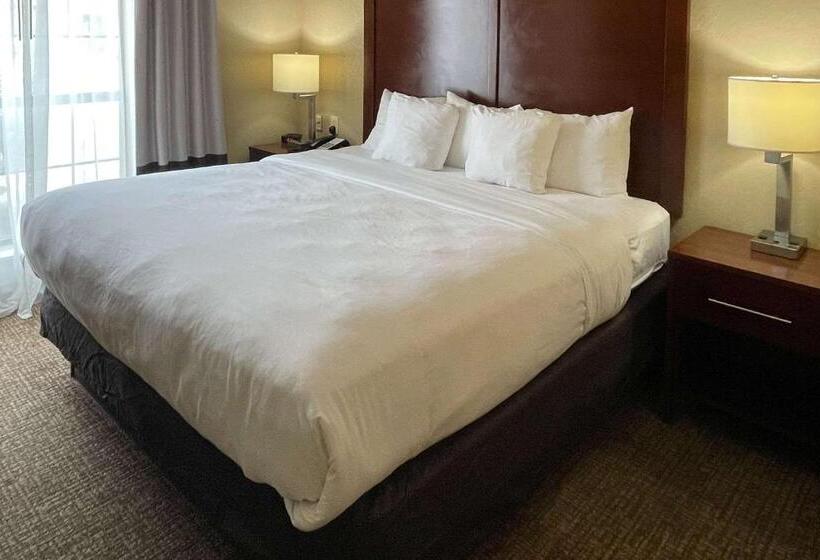 בית מלון כפרי Comfort Suites Near Seaworld