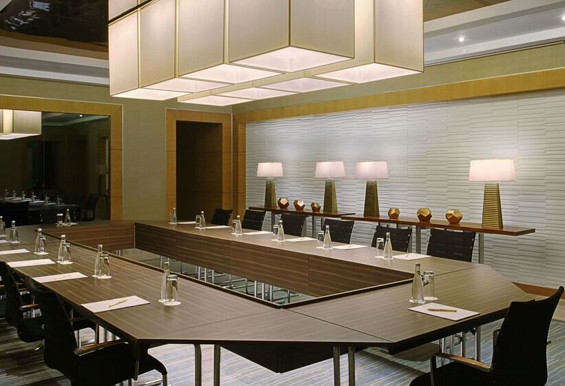 בית מלון כפרי Doubletree By Hilton Riyadh  Al Muroj Business Gate