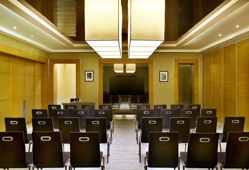 בית מלון כפרי Doubletree By Hilton Riyadh  Al Muroj Business Gate