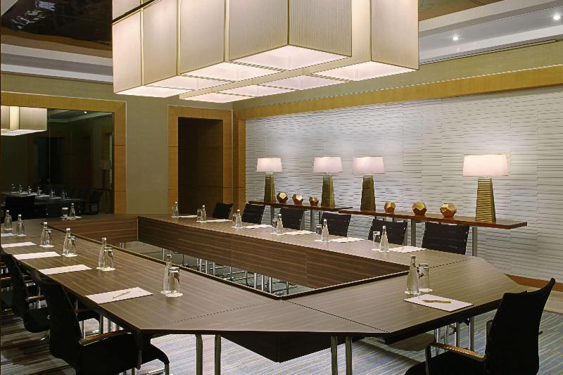 בית מלון כפרי Doubletree By Hilton Riyadh  Al Muroj Business Gate