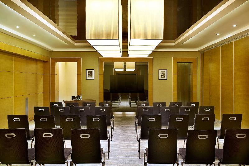 Отель Doubletree By Hilton Riyadh  Al Muroj Business Gate