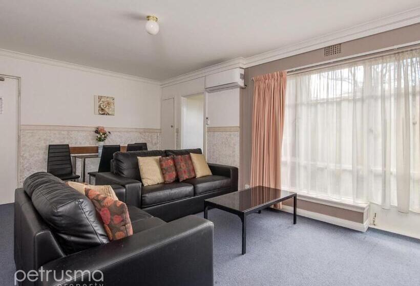 בית מלון כפרי Hobart Apartments