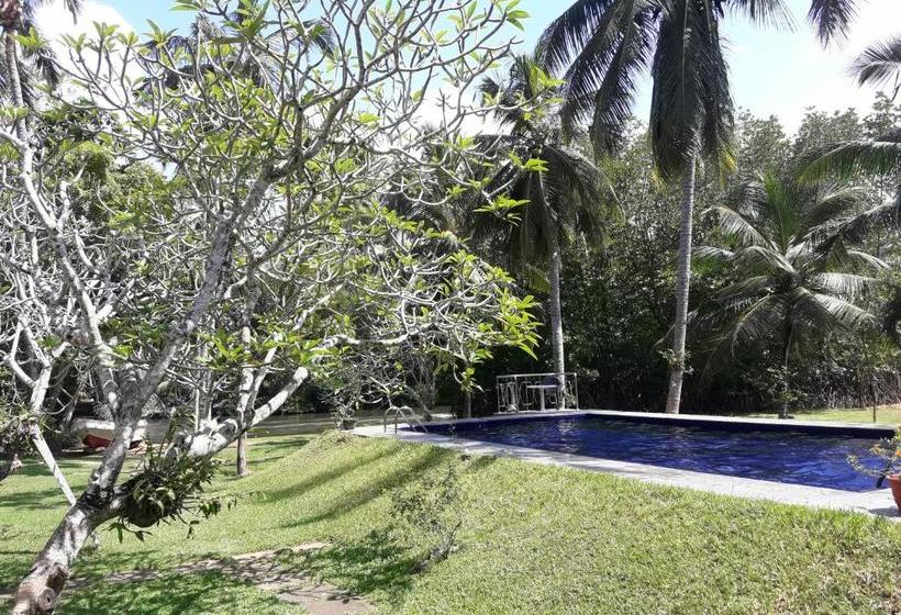 בית מלון כפרי Muthumuni Ayurveda Beach Resort