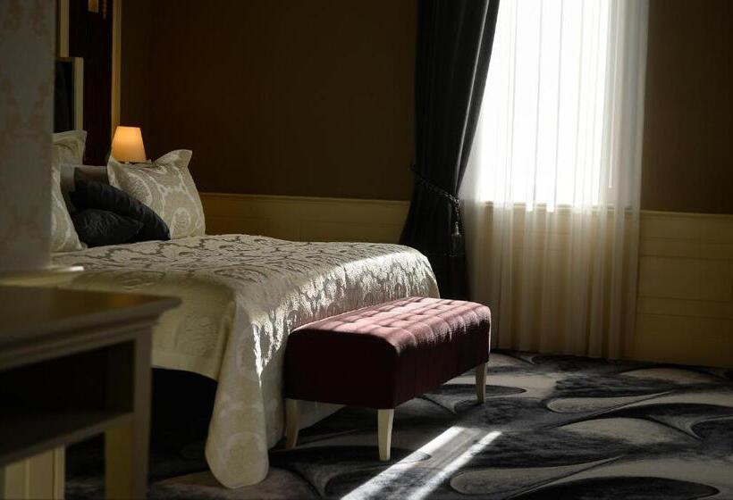 هتل Royal Casino &