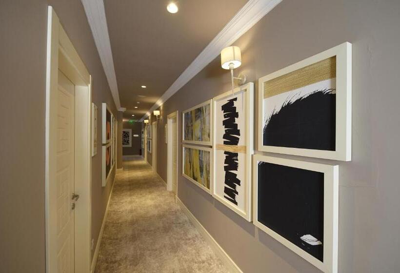 هتل Royal Casino &