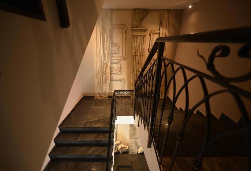 هتل Royal Casino &