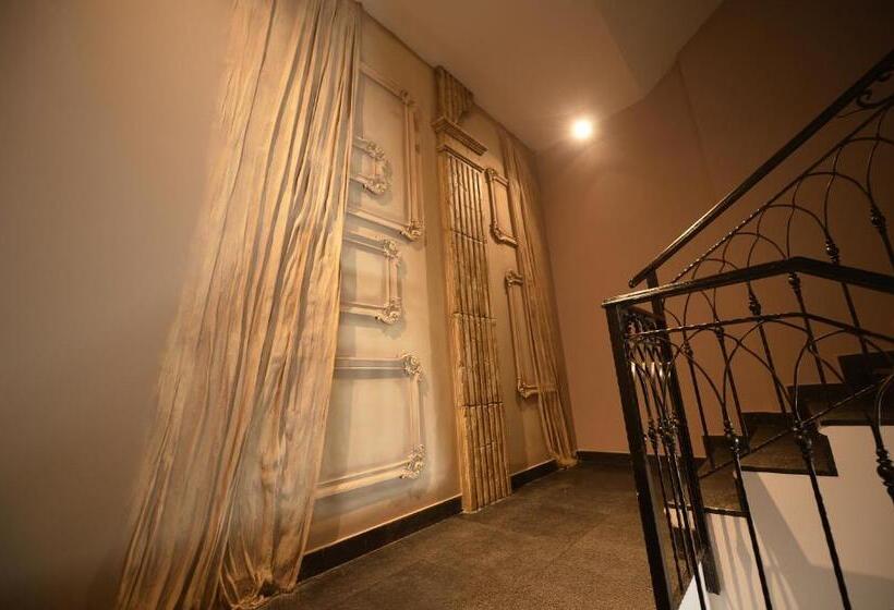 هتل Royal Casino &