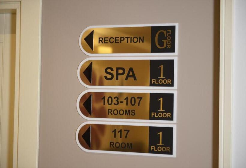 هتل Royal Casino &