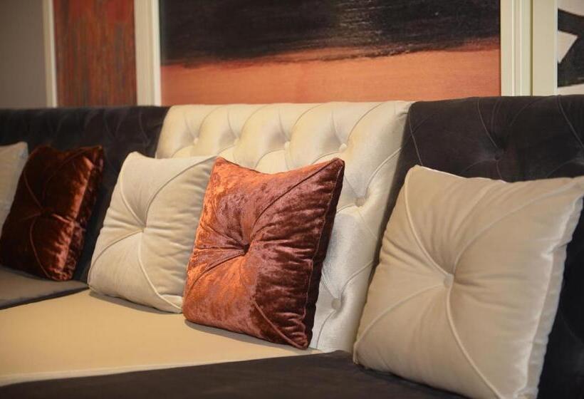 هتل Royal Casino &