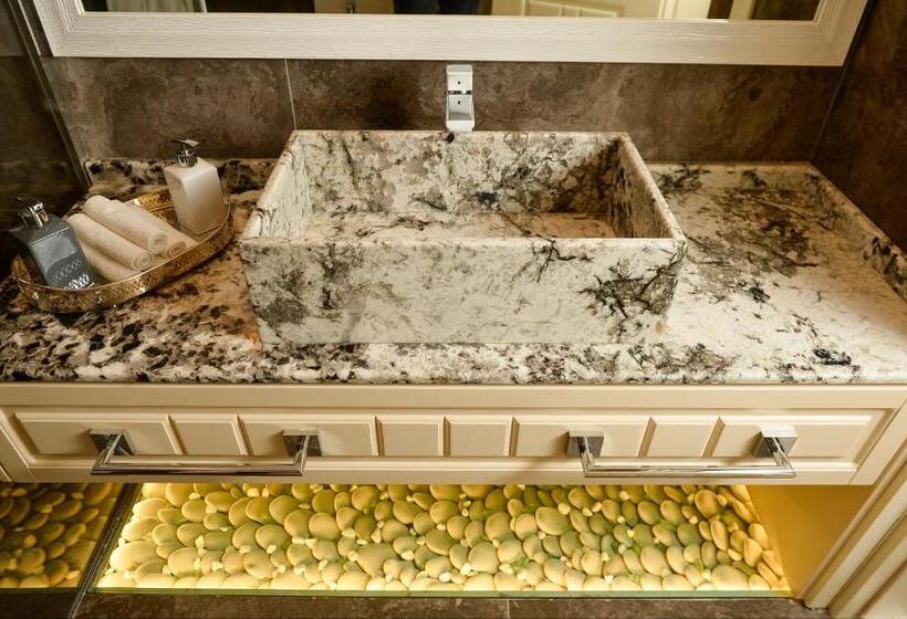 هتل Royal Casino &