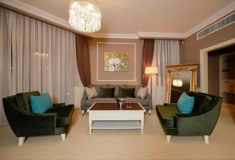 هتل Royal Casino &