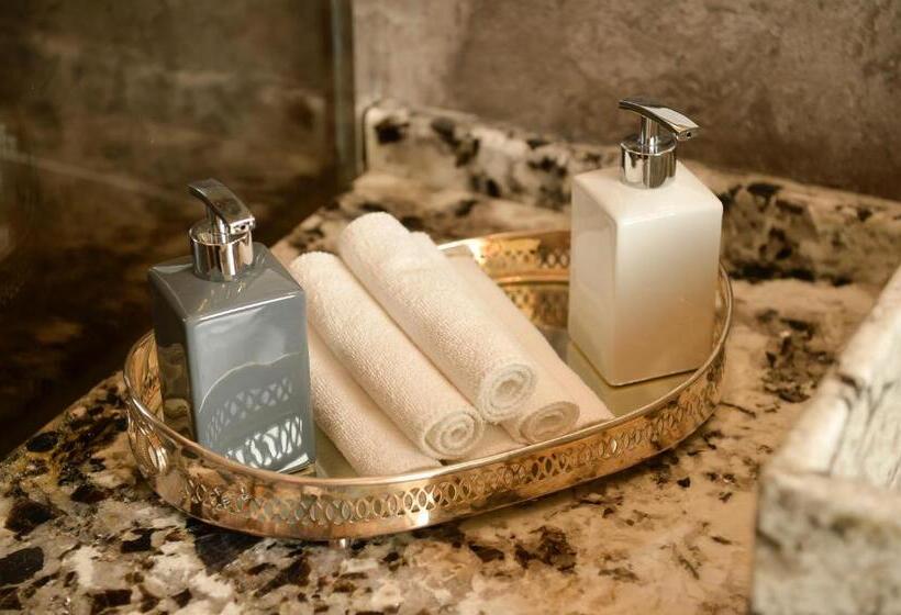 هتل Royal Casino &