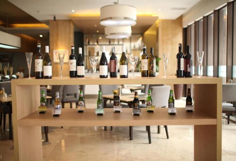 Отель Swissbelinn Airport Jakarta