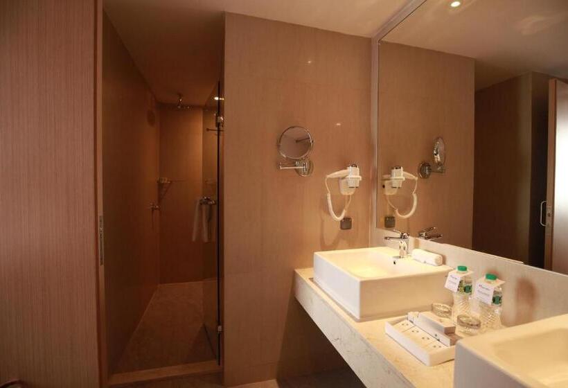 Отель Swissbelinn Airport Jakarta