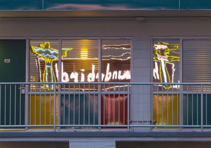 هتل The Thunderbird Inn