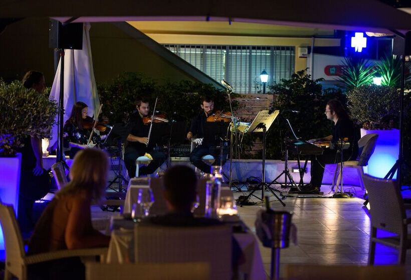 ホテル TRYP by Wyndham Corfu Dassia