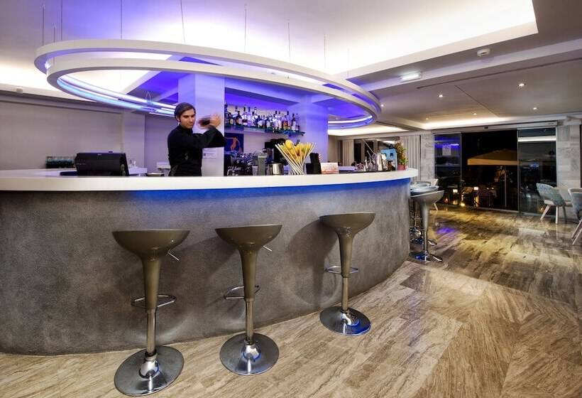 ホテル TRYP by Wyndham Corfu Dassia