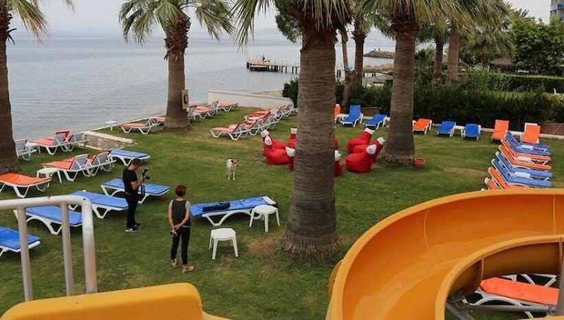Nuova Beach Hotel