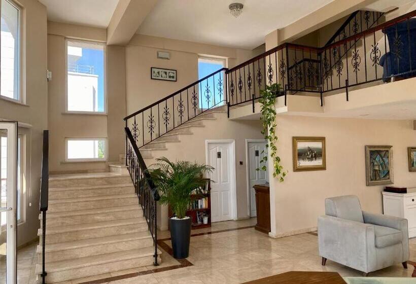 The Prince Inn Hotel & Villas