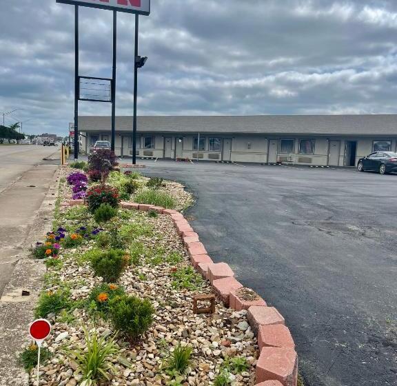 فندق Economy Inn