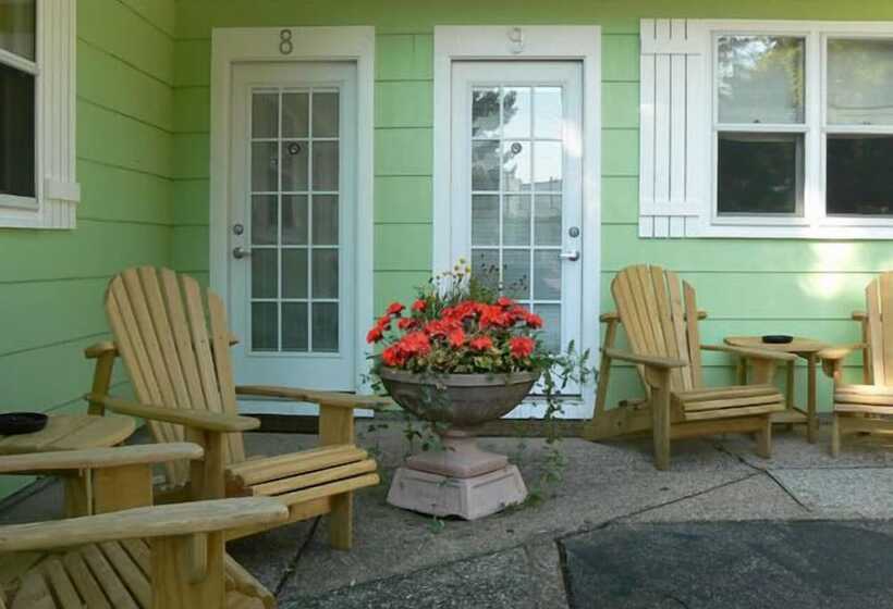 Отель The Pines Motorlodge