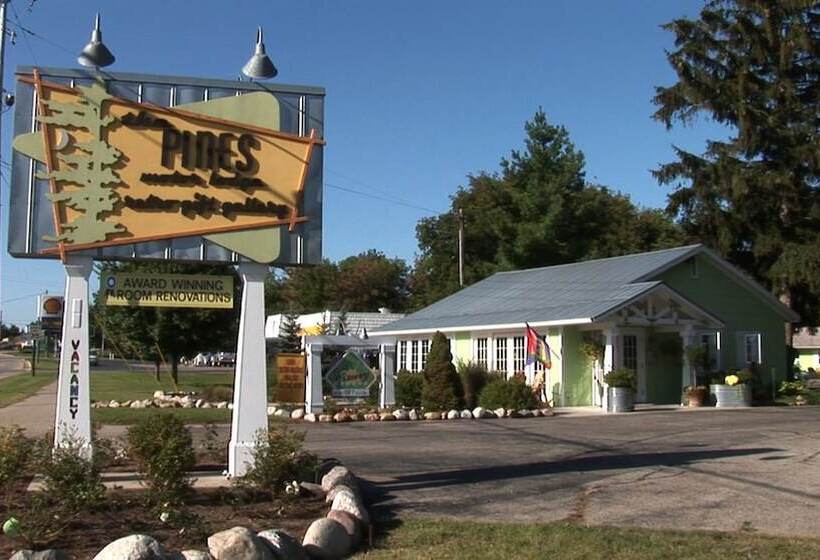 Отель The Pines Motorlodge