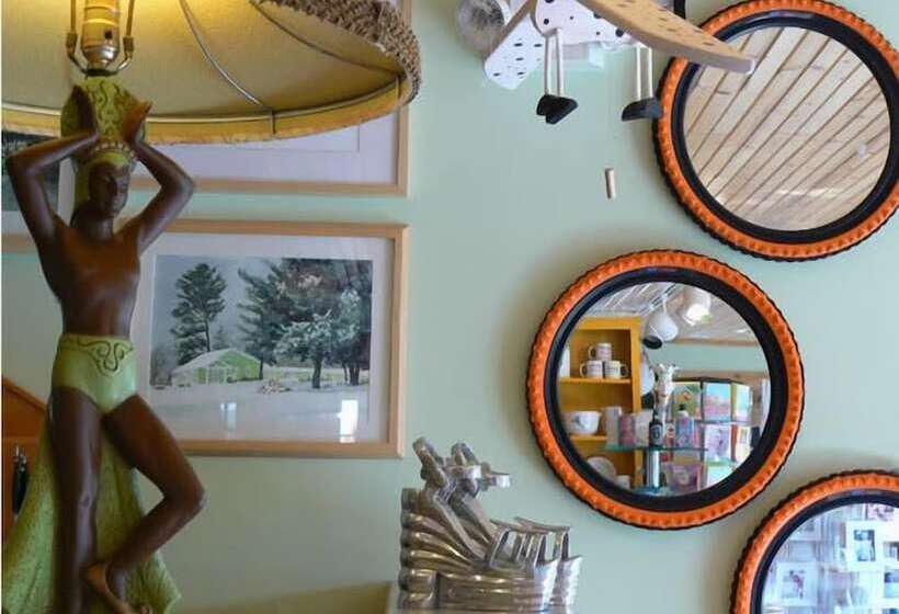 Отель The Pines Motorlodge