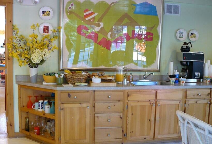 Отель The Pines Motorlodge