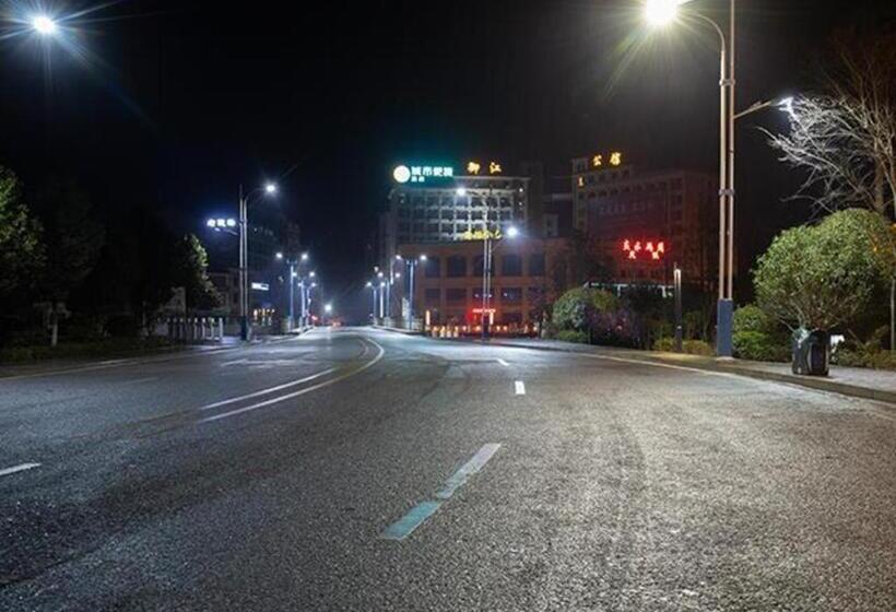 Отель City Comfort Inn Lichuan Railway Station Tenglong Cave