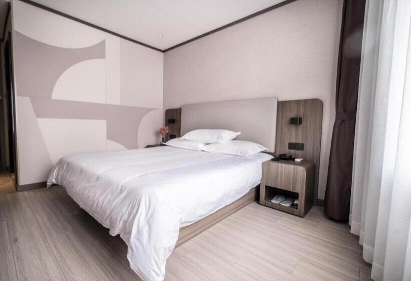 Hanting Hotel Zhuhai Xiangzhou Long Distance Bus Station