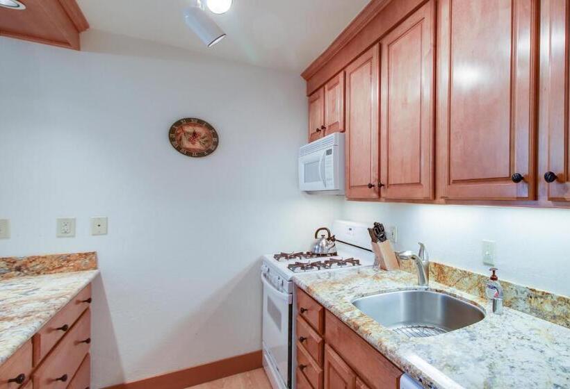 בית מלון כפרי Aspen Grove Hideaway