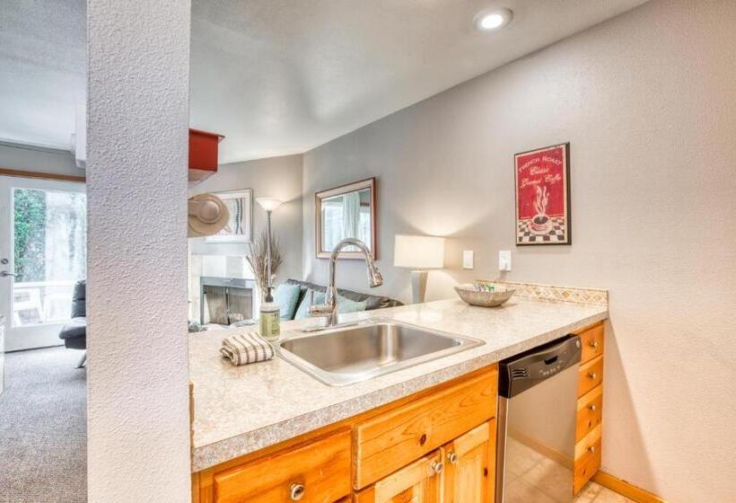 Отель Beaches Inn | Sand Dune Townhouse