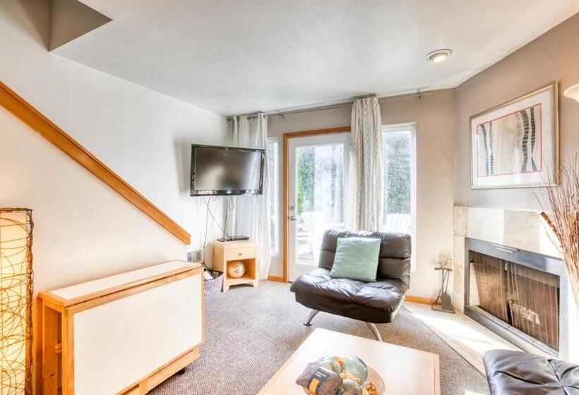 Отель Beaches Inn | Sand Dune Townhouse