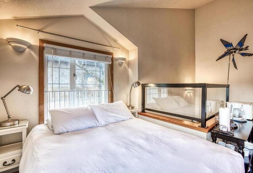 Отель Beaches Inn | Sand Dune Townhouse