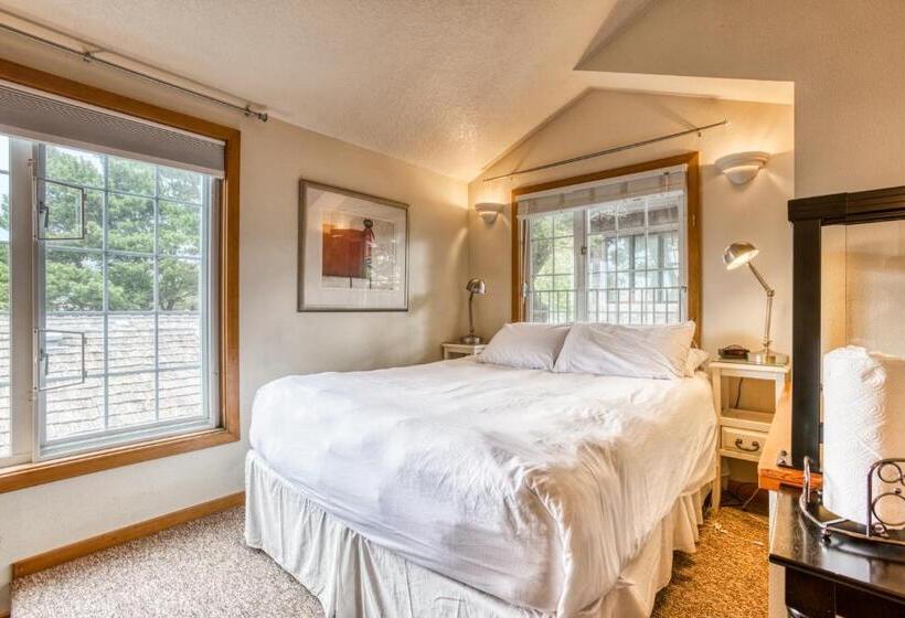 Отель Beaches Inn | Sand Dune Townhouse